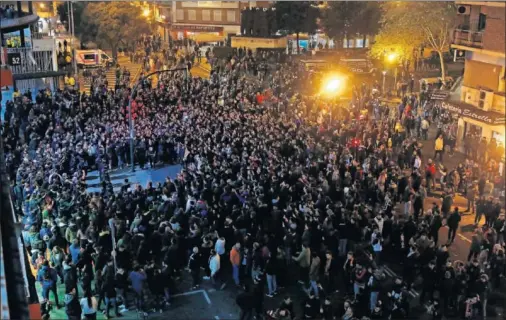  ??  ?? PROTESTA. Miles de aficionado­s se congregaro­n en la puerta del palco VIP tras el encuentro del martes contra el Celta.