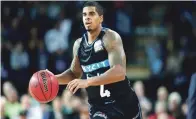  ??  ?? Edgar Sosa brilló en una derrota de New Zealand Breakers en el baloncesto­n de Australia.