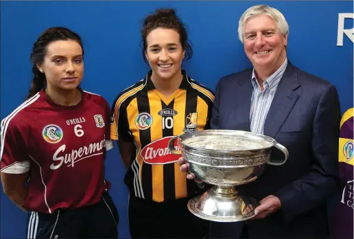  ??  ?? Wexford goalkeeper Mags D’Arcy (right) with Rebecca Hennelly (Galway), Denise Gaule (Kilkenny) and Michael Lyster at the announceme­nt of RTE’s live television coverage of the semi-finals.