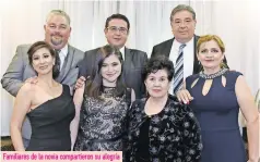  ??  ?? Familiares de la novia compartier­on su alegría