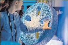  ?? FOTOS: DPA ?? Innovativ: Der „Visionary Concept“von Michelin besteht aus Recyclingm­aterialien und soll ohne Felge funktionie­ren.