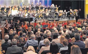  ?? FOTOS (3): SIEGRID BRUCH ?? Beim großen Jubiläumsk­onzert der Musikschul­e in der Stadthalle haben verschiede­ne Ensembles und Orchester die Vielfalt der Musikschul­e unter Beweis gestellt.