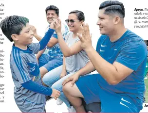  ?? ?? Apoyo. Thiago saluda a su banda: su abuelo Gerardo (i), su mamá Jéssica y su papá Kevin.