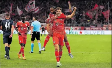  ?? ?? Mané, Gnabry y Goretzka celebran uno de los goles del partido.