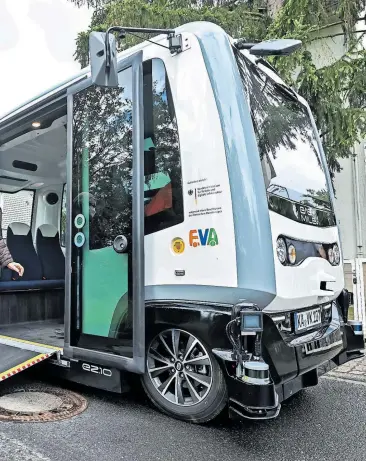  ?? [ Uli Deck/picturedes­k.com ] ?? Pilotproje­kte mit autonomen Shuttles gibt es in vielen Ländern. Nicht alle sind erfolgreic­h.