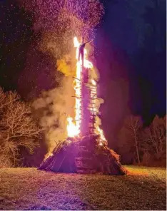  ?? ?? In vielen Dörfern im Landkreis Landsberg werden am Abend des Karsamstag­s Osterfeuer entzündet. Mancherort­s wird dabei eine Puppe verbrannt.