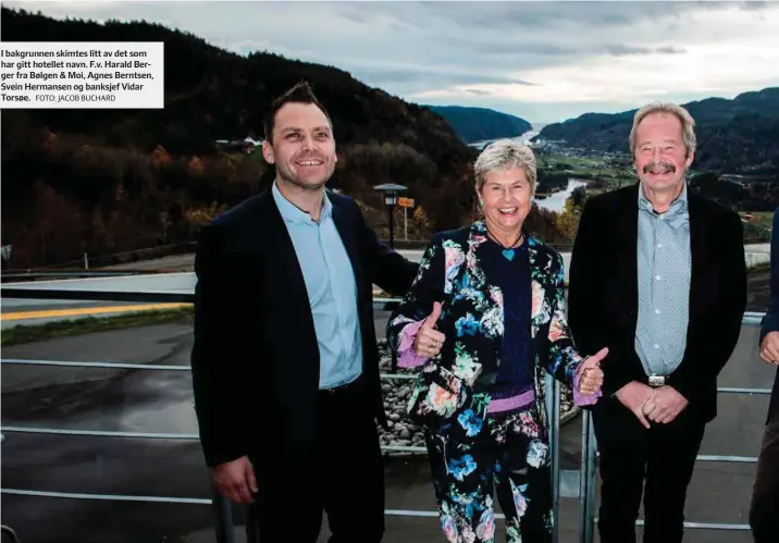  ?? FOTO: JACOB BUCHARD ?? I bakgrunnen skimtes litt av det som har gitt hotellet navn. F.v. Harald Berger fra Bølgen &amp; Moi, Agnes Berntsen, Svein Hermansen og banksjef Vidar Torsøe.