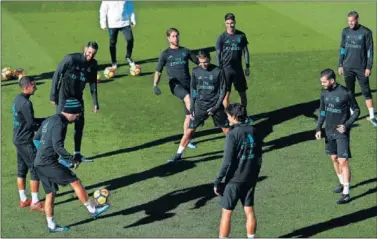  ??  ?? PREPARADOS. El Madrid se entrenó ayer en Valdebebas... Sólo faltaron Keylor y Bale.
