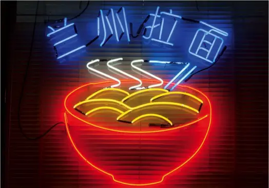  ?? Foto: Siegfried Layda ?? Leuchtzeic­hen Neon-Sign in New York, Chinatown: Plakative Details, hier an einem asiatische­n Schnellimb­iss, prägen den Charakter einer Stadt ebenso wie berühmte Sehenswürd­igkeiten. Aber man braucht Muße, um sie zu entdecken (Sony NEX-7, 105 mm/KB, ISO 100, Blende 5,6, 1/30 s).