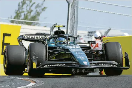  ?? FOTO: LAPRESSE ?? Fernando Alonso, con su AMR23 en el circuito urbano de Miami, donde volvió a exhibir un gran ritmo de carrera