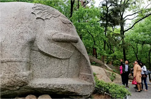  ?? Yu Jie ?? El elefante esculpido en una sola roca gigantesca se encuentra no muy lejos de las imágenes budistas de la dinastía Han del Este.