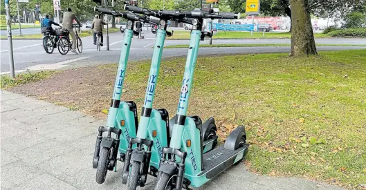  ?? BILD: Sascha Stüber ?? Ordentlich abgestellt: E-Scooter von Tier warten bereit für ihren Einsatz am Pferdemark­t.