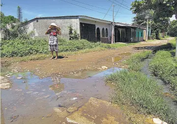  ??  ?? Desperdici­o. Día y noche puede observarse el derrame de agua potable en dos puntos de la colonia La Esperanza, en la ciudad-puerto. Los vecinos urgen a la ANDA a que envíe una cuadrilla para intervenir.