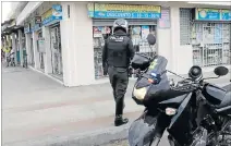  ?? FREDDY RODRÍGUEZ / EXPRESO ?? Rastreo. La Policía inició una búsqueda de los sospechoso­s del ataque.