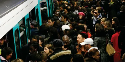  ?? ?? A Paris, seules les lignes de métro entièremen­t automatisé­es 1 et 14 roulent normalemen­t mais avec un « risque de saturation ». (Crédits : Reuters)