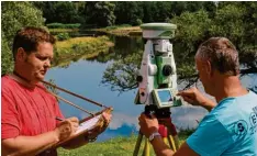  ?? Foto: dpa ?? Mit Tachymeter­n können Experten Landschaft­en vermessen: Flüsse, Straßen, Gebäude …