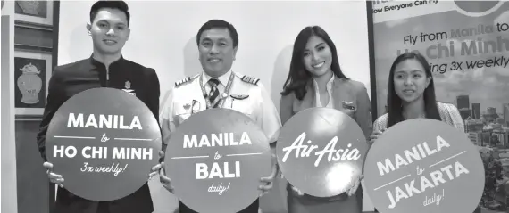  ?? / TAMPO NGA HULAGWAY ?? ■ MILUSAD: Si AirAsia Philippine­s CEO Captain Dexter Comendador (taas nga hulagway) nakighinab­i sa media sa paglusad sa bag-ong destinasyo­n sa AirAsia gikan sa Manila. Samtang, si Comendador uban sa crew sa AirAsia sa pagpakita sa ilang bag-ong biyahe...