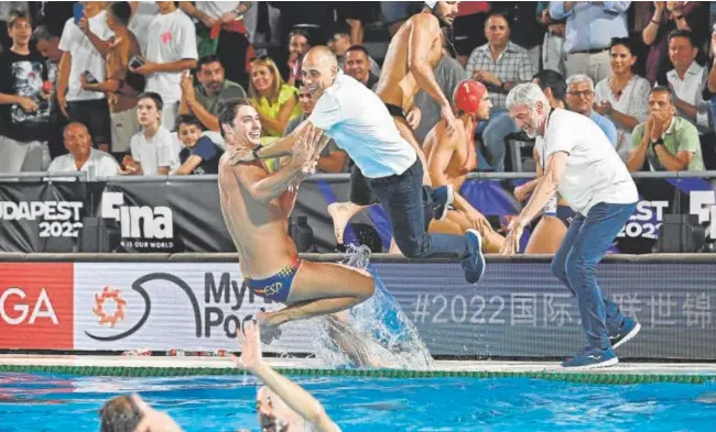  ?? // REUTERS ?? El selecciona­dor, David Martin, se lanza a la piscina para celebrar el oro con sus jugadores