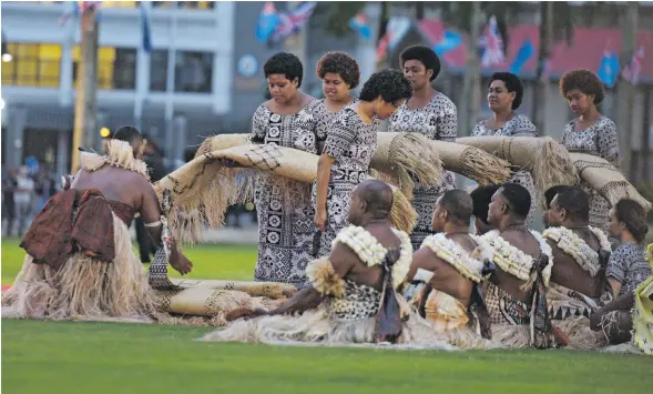  ?? Dau ni veitaba: Ronald Kumar. ?? Na nodrau ivakamamac­a na veiwatini mai Bolatagane na Duke kei Duchess of Sussex o Prince Harry kei Meghan Markle mai vei ira na marama ni Vuda, e tini na ibe kuta vakasomo ka volai toka kina na yacadrau, mai na rara na Albert Park e Suva ena Okotova 23, 2018.