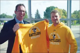  ?? NEWS PHOTO JEREMY APPEL ?? Medicine Hat College education student Derek Whitson (right) presents Marlin Schmidt, Alberta's minsiter of advanced education, with a MHC Rattlers sweatshirt.