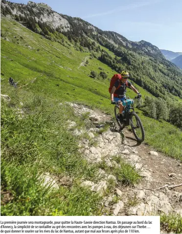  ??  ?? La première journée sera montagnard­e, pour quitter la Haute-Savoie direction Nantua. Un passage au bord du lac d’Annecy, la simplicité de se ravitaille­r au gré des rencontres avec les pompes à eau, des déjeuners sur l’herbe… de quoi donner le sourire sur les rives du lac de Nantua, autant que mal aux fesses après plus de 110 km.