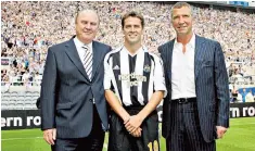  ??  ?? Shepherd (left) with Michael Owen (centre) and Graeme Souness in 2005: there were several acrimoniou­s changes of manager