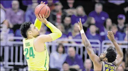  ?? JAMIE SQUIRE / GETTY IMAGES ?? Dillon Brooks shoots over Michigan’s Derrick Walton Jr. on his way to scoring 12 points for the Ducks. Oregon won 69-68 to advance to the Elite Eight.