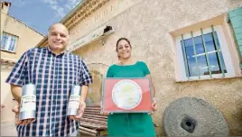  ?? (Photo Clément Tiberghien) ?? Gilles et Corinne Gervasoni ont récolté de l’or pour l’huile d’olive du moulin familial.