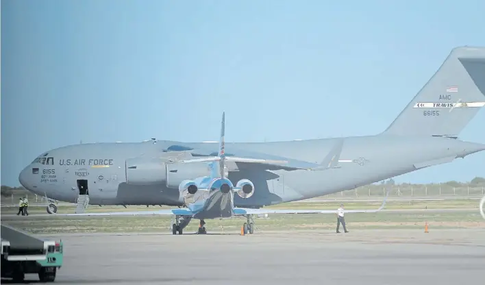  ??  ?? El custodio en el aeropuerto de Mendoza. Primer avión Boeing C-17 Globemaste­r III destinado a la protección del espacio aéreo durante la visita de Donald Trump.