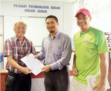  ??  ?? Koh (left) and Tito (right) with assistant officer Mohamad Ali Abdul Sari, during STA's courtesy visit to the Sabah Sports Commission­er office, yesterday.