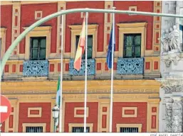  ?? JOSÉ ÁNGEL GARCÍA ?? Las banderas a media asta, ayer, en el Palacio de San Telmo.