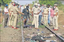  ?? REUTERS ?? Police officers examine the railway track where migrant workers were run over in Aurangabad.