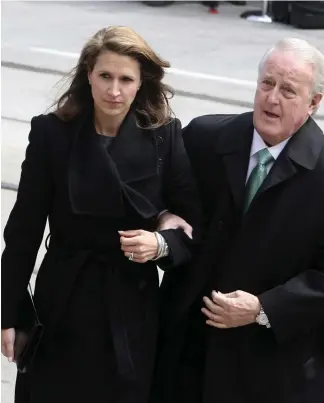  ?? PHOTO D’ARCHIVES ?? Caroline Mulroney en compagnie de son célèbre père Brian aux funéraille­s de Jim Flaherty en 2014.