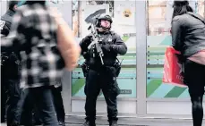  ?? GETTY IMAGES ?? El NYPD amplió su vigilancia tras el atentado del lunes en la estación de Port Authority.