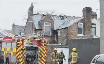  ?? STU NORTON ?? Firefighte­rs tackled the blaze in Croft Avenue for about three hours.
