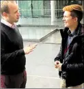  ??  ?? Dialog im Bundestag: Dennis Rohde (SPD, links) und Jesper Kranich vom NGO