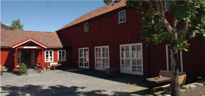  ??  ?? Holmen Gård i Gjerstad er solgt til Vitalis Helse Kragerø. Nå skal det bli et behandling­ssenter innen rus og psykiatri med 35–40 årsverk på eiendommen i Gjerstad.