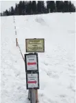  ??  ?? Die Schilder weisen auf „ Rodeln auf eigene Gefahr“hin und sollen Skiund Schlittenf­ahrer trennen.