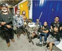  ?? ARIEF BUDI DHARMA FOR JAWA POS ?? BERAMAL: Anggota Street Jackpot setelah memberikan bantuan kepada warga di Surabaya. Dana bantuan berasal dari iuran anggota komunitas.