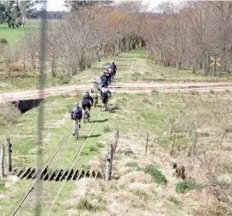  ??  ?? Los postes de señales, siempre que no estén deteriorad­os, podemos usarlos como miradores para orientarno­s y también para sacar fotos aéreas.