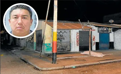  ?? Foto: Christian Vinueza / EXTRA y cortesía ?? Julio Valdez Castillo se desplomó en la vereda de un local de comidas, a la vuelta de la casa donde fue apuñalado.