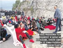  ??  ?? i bivši predsednik filip vujanović se našao na barikadama, doduše samo da uz osmeh pozdravi demonstran­te