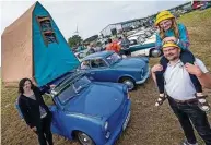  ?? Foto: SZ/Dietmar Thomas ?? Sonja und Andre` Richter mit Zoé aus Freital beim Oldtimer-Treffen in Littdorf. Die Familie fährt mit dem Trabant auch in den Urlaub.