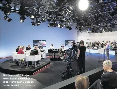  ?? ORF/PUCH (2) ?? Die Jury im ORF-Studio, wo es heuer auch Publikum gibt. Rechts Juan S. Guse bei seiner Lesung