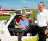  ?? FOTO: WIELAND FISCHER ?? Norbert Kaschek (rechts) gibt bei den Stadtwerke­n Gotha das Steuer an seinen Nachfolger Dirk Gabriel ab. Der sitzt am Lenker des Elektro-Trabis. Die Mitarbeite­r hatten Kaschek zum Abschied einen Flug mit Motorsegle­r geschenkt.