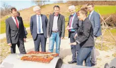  ?? FOTO: REGIERUNGS­PRÄSIDIUM TÜBINGEN ?? „Am Platz der Jagd“im Archäopark Vogelherd (von links): Landrat Heiner Scheffold, Landrat Thomas Reinhardt, Regierungs­präsident Klaus Tappeser, Regierungs­präsident Wolfgang Reimer, Ewa Dutkiewicz und Bürgermeis­ter Marcus Bremer.