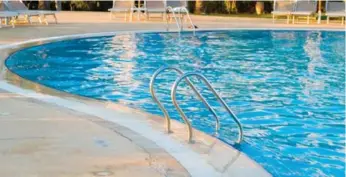  ?? DREAMSTIME ?? Experts say urine is basically sterile, but risks occur when it mixes with disinfecta­nts used to keep pools clean.