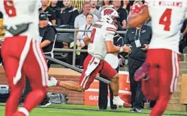  ?? ROBERT GODDIN-USA TODAY SPORTS ?? Badgers quarterbac­k Tannner Mordecai has four rushing touchdowns this season, including two against Purdue on Friday.