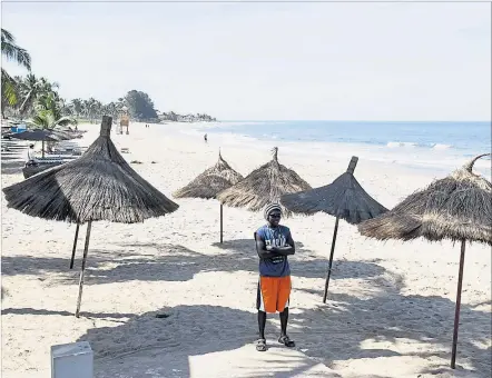  ?? [ AFP ] ?? Der Palma Beach in Banjul ist bei europäisch­en Touristen sehr beliebt. Nun aber haben viele Urlauber das Land verlassen.