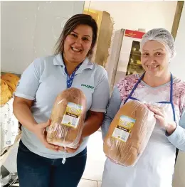  ?? Arquivo Pessoal ?? A extensioni­sta do IDR Ivete Stoski e a beneficiár­ia Adriana Patiko, que ampliou a produção de pães e emprega toda a família na fábrica e distribuiç­ão